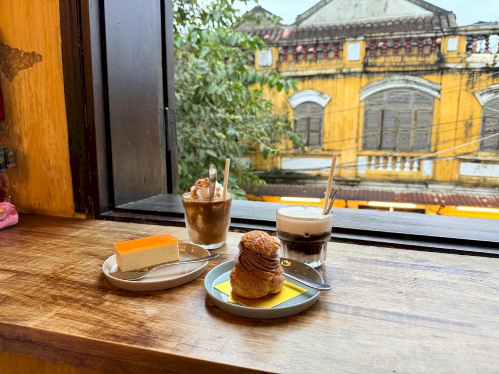 The café is known for its fresh juices and house-roasted coffee
